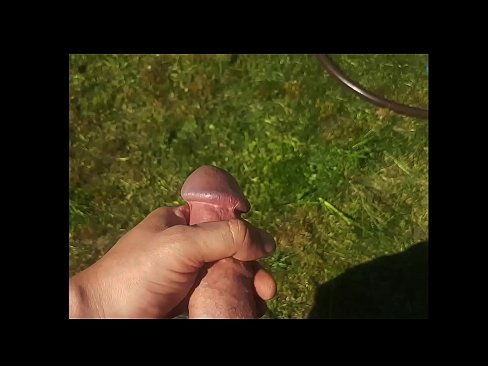 ❤️ Vroča lepotica dobi svojo rožnato pičko, ki jo jebe, in se zraven cmeri s curkom na poletnem vrtu ️❌ Porn video pri nas ☑